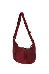 Bolso bandolera color gris oscuro, con diseño curvilíneo, correa ajustable y múltiples compartimentos con cierre. Presenta la inscripción "everyday wear" en la parte frontal.