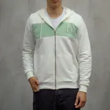 Campera con capucha color blanco con una franja horizontal verde en la parte superior del pecho. Tiene cierre frontal y bolsillos tipo canguro.