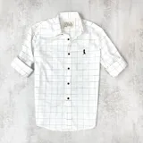 Camisa de manga larga de algodón color blanco con diseño a cuadros finos en negro, cuello italiano, cierre con botones marrones y logo bordado en el pecho.