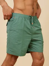 Short de baño de color liso con cintura elástica ajustable mediante cordón y detalle de parche con logo en la parte inferior.