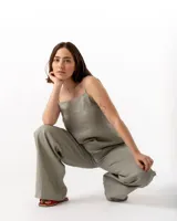 Pantalón de lino de corte holgado y tiro ajustable, con cintura elástica y cordón. Presenta bolsillos laterales y un bolsillo trasero.