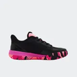 Championes Skechers Viper Court Pro, diseñados para alto rendimiento en cancha. Presentan un diseño en color negro con detalles en fucsia vibrante en la lengüeta y la suela. Cuentan con tecnología Arch Fit para soporte de arco y suela Goodyear Gold para mayor tracción y estabilidad.