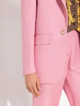 Blazer negro sastrero con pespunte grueso en la solapa, cuello y tapas de bolsillo.