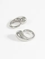 Earcuff plateado de metal con diseño irregular.