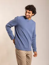 Sweater azul de cuello redondo y manga larga.