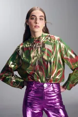 Camisa oversize de seda con estampado abstracto en tonos verdes, rojos y dorados. Cuello mao arrugado y cierre frontal con botones.