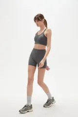 Short deportivo de calce ajustado, confeccionado en tejido de punto sin costuras con efecto melange.