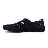 Guillerminas casuales negras con diseño calado y ajuste con velcro.