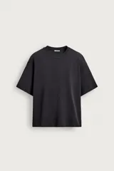 Remera relaxed fit confeccionada en tejido compacto de algodón con elasticidad, cuello redondo y manga corta.