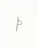 Charm colgante plateado con forma de letra 'P' estilizada, con un diseño orgánico y fluido, similar a un clavo doblado. Incluye un pequeño aro para sujetar a una cadena o pulsera.