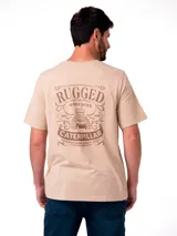 Remera de manga corta y cuello redondo color beige, con logo de la marca estampado en el pecho y etiqueta en el dobladillo.