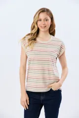 Remera de manga corta con diseño de rayas horizontales en tonos suaves, cuello redondo y silueta cómoda.