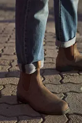 Botas Chelsea Blundstone 1306 de cuero rústico marrón con elásticos laterales marrones, suela de TPU negra antideslizante, entresuela acolchada y plantilla extraíble.