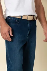 Pantalón de jean azul oscuro, corte recto y relajado, con cintura estándar y bolsillos delanteros y traseros.