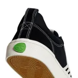 Championes de skate Cariuma Catiba Pro, color negro con logo blanco y suela color crema.