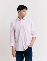 Camisa blanca de vestir, de corte clásico, con cuello italiano y mangas largas.