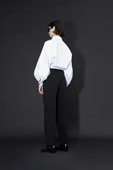 Pantalón cargo color caqui, de corte recto, con pinzas en la cintura, bolsillos laterales tipo cargo con solapa y bolsillos traseros.