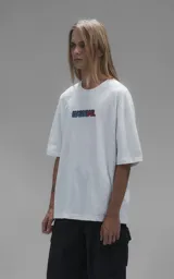 Remera blanca de corte oversize con cuello redondo y mangas cortas. Presenta un estampado central en la espalda con los personajes Goku y Goten de Dragon Ball.