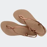 Ojotas Havaianas modelo Luna, color negro, con diseño de tiras trenzadas que se entrelazan en la parte delantera y correa trasera para mayor sujeción.