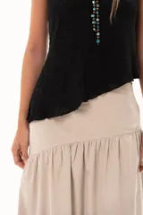 Pollera larga de corte evasé en color arena, con detalle de costura horizontal y frunces en la parte inferior que le otorgan volumen y movimiento.