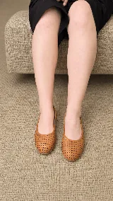 Ballerina chatita de color camel, confeccionada con diseño calado en toda la superficie y puntera redondeada.