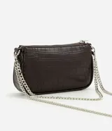 Cartera baguette pequeña Satinato de poliuretano color marrón con textura croco, cierre superior y correa de cadena metálica plateada.