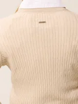 Sweater de punto con diseño de trenzas verticales, color negro, con cuello redondo, mangas largas y puños con detalle en contraste blanco. Presenta un pequeño logo bordado en el pecho.