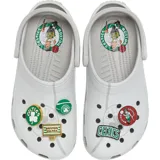 Zuecos Crocs Classic Clog con temática del equipo de baloncesto NBA Boston Celtics, color blanco con charms de tréboles y monedas doradas.