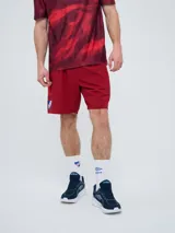 Short de entrenamiento Umbro del Club Nacional de Football, color bordó, de corte deportivo y tejido ligero de secado rápido.