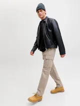 Pantalón cargo de corte relajado y tiro medio color beige, confeccionado en tejido de sarga con bolsillos laterales y traseros.