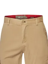 Pantalon cargo de corte relajado color beige, con bolsillos laterales tipo cargo y bolsillos frontales. Confeccionado en una mezcla de algodón, tencel y elastano, presenta cierre frontal con botón y presillas para cinturón.