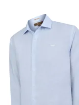 Camisa de manga larga RKF modelo Linenit de color celeste, confeccionada en lino, con cuello camisero, cierre frontal con botones y detalle de logo bordado en el pecho.