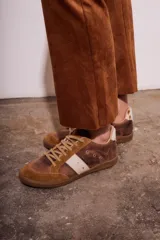 Pantalón marrón acampanado de gamuza sintética, tiro alto y corte ajustado.