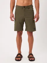 Bermuda Amphibian Rusty de color verde militar, con cierre frontal de botón y bolsillos laterales, ideal para uso casual o de playa.