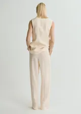 Pantalón de tiro alto con diseño recto y largo. Cuenta con detalle de pinzas, bolsillos laterales y bolsillos de ribete en la parte posterior. Incluye cierre oculto de botón, gancho y cremallera, además de trabillas para cinturón y forro interior.