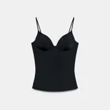 Top negro entallado con copas estructuradas tipo corset, escote en V y tirantes dobles muy finos regulables.