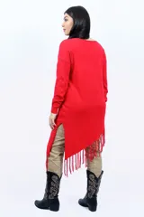 Buzo rojo de punto con cuello redondo y mangas largas. Presenta un corte irregular con terminación de flecos en el ruedo.