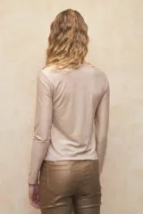 Top brillante elastizado color gris oscuro, de manga larga y cuello redondo.