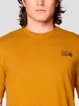 Remera de manga corta Mountain Hardwear color mostaza, confeccionada en algodón liviano, con cuello redondo y pequeño estampado gráfico en el pecho.