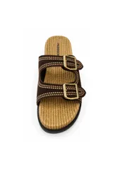 Sandalias planas Paddock modelo Era, de color beige, con dos tiras anchas en el empeine decoradas con tachas pequeñas, hebillas metálicas doradas y plantilla con textura trenzada.