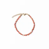Pulsera de cuentas cilíndricas color coral alternadas con separadores metálicos dorados, con cierre de mosquetón y cadena de alargue.