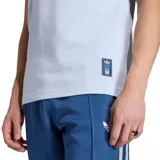 Remera de fútbol Adidas de la selección de Italia, de color celeste con cuello redondo y detalles en azul marino en el cuello y las mangas. Presenta el logotipo de Adidas Originals y el escudo de la Federación Italiana de Fútbol bordados en el pecho, junto con las clásicas tres tiras de la marca sobre los hombros.