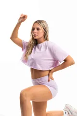 Remera corta color lila, de corte holgado y mangas cortas.