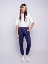 Babucha de corte ajustado con cintura elástica y cordón de ajuste, bolsillos laterales y puños elásticos en los tobillos. Interior de felpa suave.