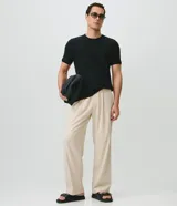 Remera de manga corta Marfinno para hombre, de color blanco y con cuello redondo. Confeccionada en tejido texturizado de mezcla de algodón y poliéster.