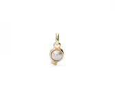 Dije charm dorado con forma de globo y perla blanca.