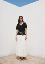 Camiseta Chalspic de manga corta, confeccionada en 100% algodón orgánico, con diseño recto y cuello en V de color negro.