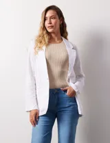 Blazer blanco de lino y rayón, marca Zac & Rachel. Tiene cuello con solapa, abertura central con botón, bolsillos delanteros y corte clásico.