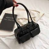 Cartera de cuero sintético color marrón, de diseño rectangular con doble asa superior para hombro, cierre principal con cremallera y dos bolsillos frontales externos con solapa.