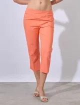 Pantalón capri color beige, de gabardina elastizada, con pretina ancha elastizada y bolsillos simulados.